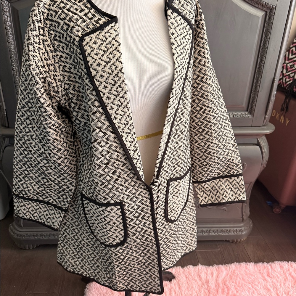 Women's Black & White Open-Front Textured Blazer - Picture 2 of 3